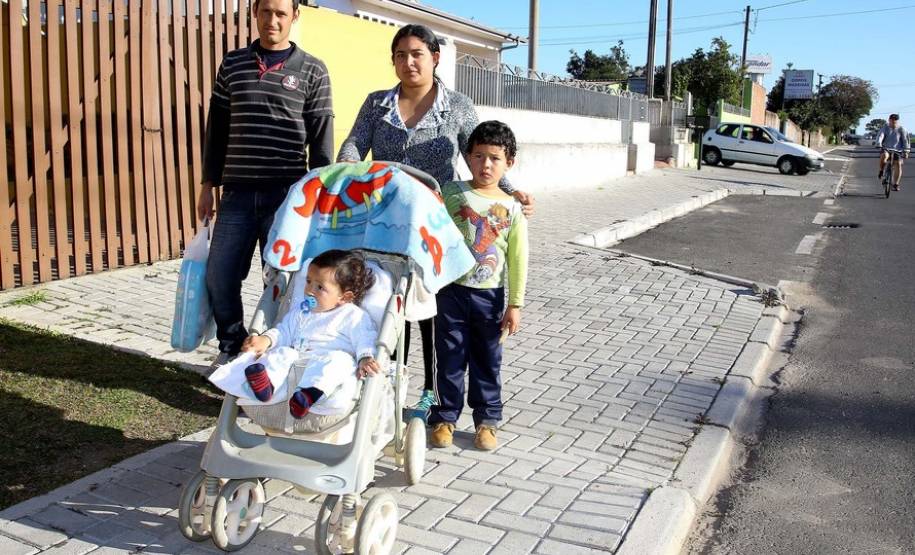 O governo estadual construiu quase 3 mil quilômetros lineares de calçadas em todo o Paraná. A estimativa, calculada por técnicos da Secretária de Estado de Desenvolvimento Urbano, leva em consideração as novas calçadas feitas por meio do Calçadas Paraná e as erguidas em conjunto com obras de recapeamento e de urbanização. Na imagem com os filhos, João Miguel dos Santos e Ana Flávia Monteiro. Araucária,20,07,2017 Foto:Jaelson Lucas / ANPr