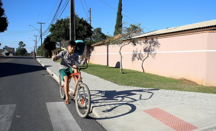 O governo estadual construiu quase 3 mil quilômetros lineares de calçadas em todo o Paraná. A estimativa, calculada por técnicos da Secretária de Estado de Desenvolvimento Urbano, leva em consideração as novas calçadas feitas por meio do Calçadas Paraná e as erguidas em conjunto com obras de recapeamento e de urbanização. Na imagem a rua, Capitão Leonardo Graziano. Araucária,20,07,2017 Foto:Jaelson Lucas / ANPr