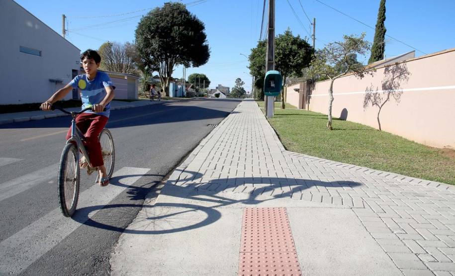 O governo estadual construiu quase 3 mil quilômetros lineares de calçadas em todo o Paraná. A estimativa, calculada por técnicos da Secretária de Estado de Desenvolvimento Urbano, leva em consideração as novas calçadas feitas por meio do Calçadas Paraná e as erguidas em conjunto com obras de recapeamento e de urbanização. Na imagem a rua, Capitão Leonardo Graziano. Araucária,20,07,2017 Foto:Jaelson Lucas / ANPr