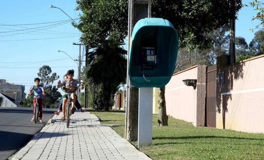 O governo estadual construiu quase 3 mil quilômetros lineares de calçadas em todo o Paraná. A estimativa, calculada por técnicos da Secretária de Estado de Desenvolvimento Urbano, leva em consideração as novas calçadas feitas por meio do Calçadas Paraná e as erguidas em conjunto com obras de recapeamento e de urbanização. Na imagem a rua, Capitão Leonardo Graziano. Araucária,20,07,2017 Foto:Jaelson Lucas / ANPr
