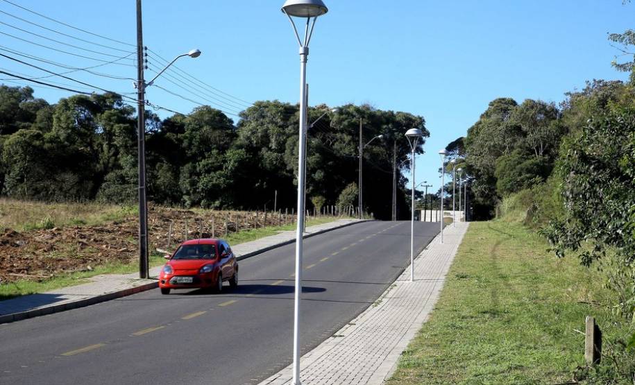 O governo estadual construiu quase 3 mil quilômetros lineares de calçadas em todo o Paraná. A estimativa, calculada por técnicos da Secretária de Estado de Desenvolvimento Urbano, leva em consideração as novas calçadas feitas por meio do Calçadas Paraná e as erguidas em conjunto com obras de recapeamento e de urbanização. Na imagem a rua, Vereador Valentin Wolsk. Araucária,20,07,2017 Foto:Jaelson Lucas / ANPr