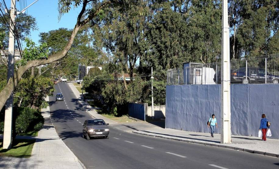 O governo estadual construiu quase 3 mil quilômetros lineares de calçadas em todo o Paraná. A estimativa, calculada por técnicos da Secretária de Estado de Desenvolvimento Urbano, leva em consideração as novas calçadas feitas por meio do Calçadas Paraná e as erguidas em conjunto com obras de recapeamento e de urbanização. Na imagem a rua, Heitor Alves Guimarães. Araucária,20,07,2017 Foto:Jaelson Lucas / ANPr