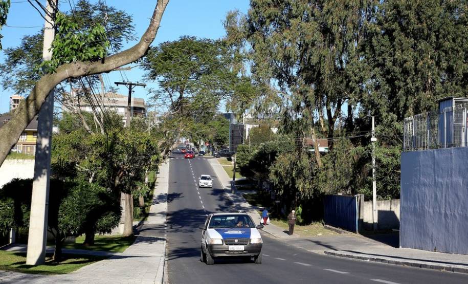 O governo estadual construiu quase 3 mil quilômetros lineares de calçadas em todo o Paraná. A estimativa, calculada por técnicos da Secretária de Estado de Desenvolvimento Urbano, leva em consideração as novas calçadas feitas por meio do Calçadas Paraná e as erguidas em conjunto com obras de recapeamento e de urbanização. Na imagem a rua, Heitor Alves Guimarães. Araucária,20,07,2017 Foto:Jaelson Lucas / ANPr