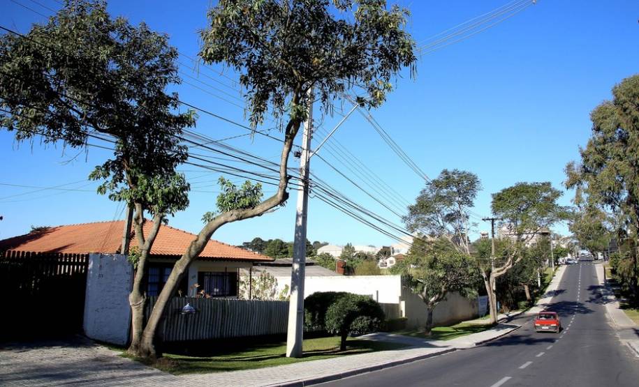 O governo estadual construiu quase 3 mil quilômetros lineares de calçadas em todo o Paraná. A estimativa, calculada por técnicos da Secretária de Estado de Desenvolvimento Urbano, leva em consideração as novas calçadas feitas por meio do Calçadas Paraná e as erguidas em conjunto com obras de recapeamento e de urbanização. Na imagem a rua, Heitor Alves Guimarães. Araucária,20,07,2017 Foto:Jaelson Lucas / ANPr