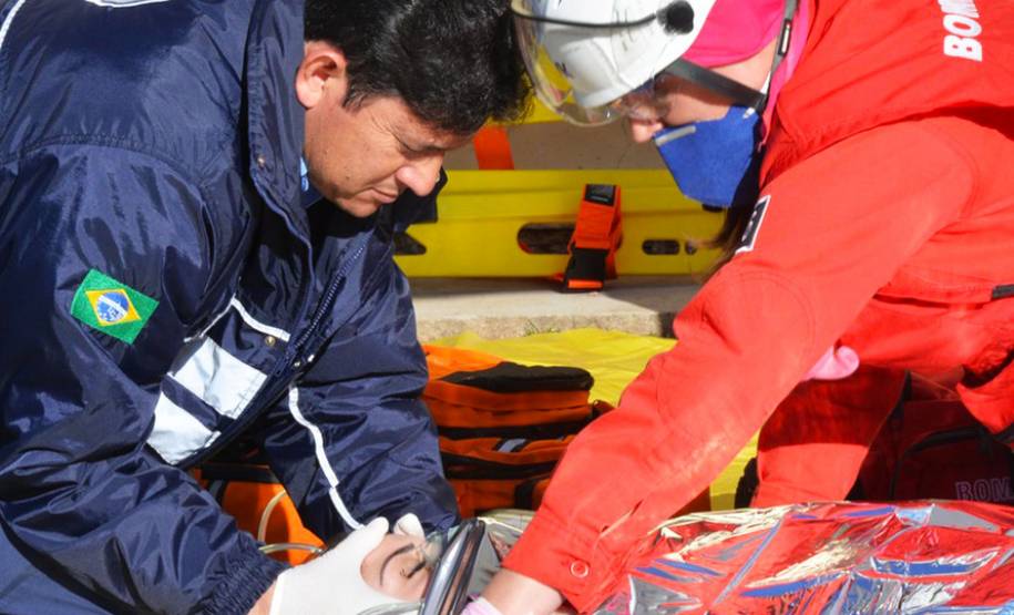 Paraná vai representar o Brasil no Desafio Mundial de Resgate Duas equipes paranaenses vão representar o Brasil no Desafio Mundial de Resgate 2017, que será realizado em setembro, na Romênia. A equipe Siate Curitiba e a equipe Samu Norte Novo, de Maringá (Noroeste) conquistaram o primeiro e segundo lugar no Desafio Nacional do Trauma, promovido pela Secretaria de Estado da Saúde, em parceria com a Associação Brasileira de Salvamento e Resgate.