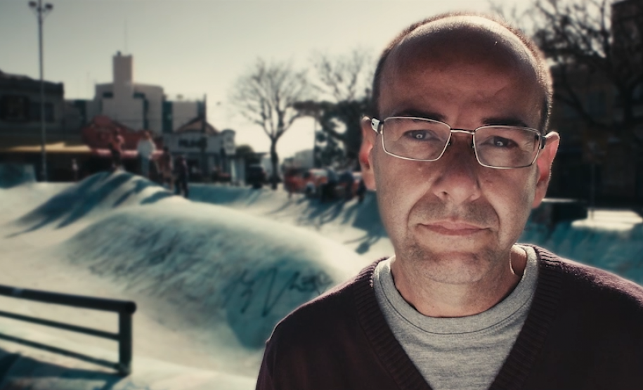 Vídeo alerta para comportamento dos jovens no trânsito O Departamento de Trânsito do Paraná (Detran) lança um novo vídeo da série Dias Inesquecíveis, parte de campanha publicitária que fala sobre amor, lembranças e acidentes de trânsito. No mês de agosto, em função do Dia dos Pais, a instituição chama atenção dos filhos para o cuidado com a vida e traz a história real de Saulo, filho de Jaime Claudino que completaria 30 anos em 2017, mas morreu em um acidente de trânsito em abril do ano passado.