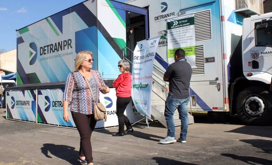 O Departamento de Trânsito do Paraná (Detran) realizou 1.210 serviços, na última semana, no Mutirão da Cidadania do Bairro Novo, em Curitiba. A renovação da CNH, a emissão da 2ª via do licenciamento e da carteira de habilitação foram os serviços mais requisitados pelos moradores. Objetivo foi tirar dúvidas e atender as demandas do bairro e regiões vizinhas.