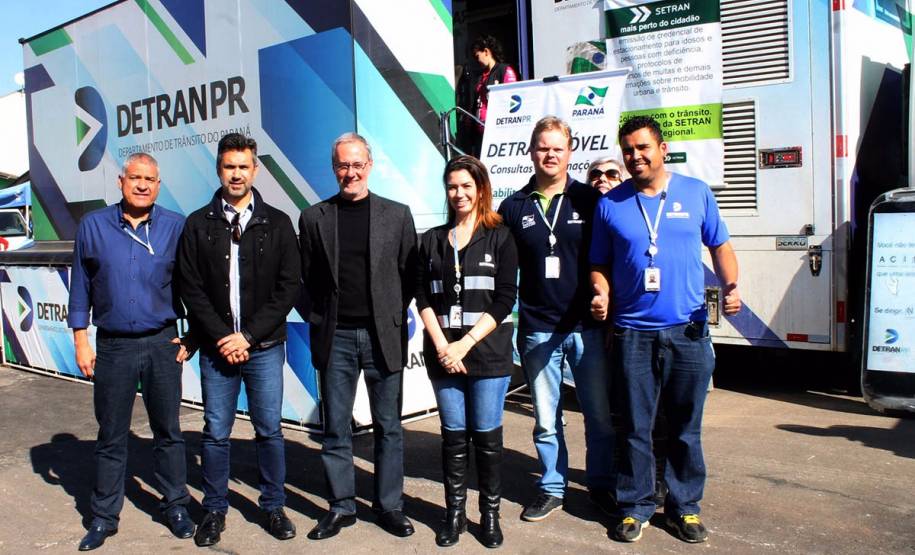 O Departamento de Trânsito do Paraná (Detran) realizou 1.210 serviços, na última semana, no Mutirão da Cidadania do Bairro Novo, em Curitiba. A renovação da CNH, a emissão da 2ª via do licenciamento e da carteira de habilitação foram os serviços mais requisitados pelos moradores. Objetivo foi tirar dúvidas e atender as demandas do bairro e regiões vizinhas.