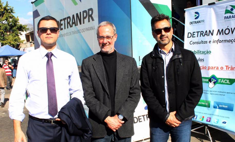 O Departamento de Trânsito do Paraná (Detran) realizou 1.210 serviços, na última semana, no Mutirão da Cidadania do Bairro Novo, em Curitiba. A renovação da CNH, a emissão da 2ª via do licenciamento e da carteira de habilitação foram os serviços mais requisitados pelos moradores. Objetivo foi tirar dúvidas e atender as demandas do bairro e regiões vizinhas.
