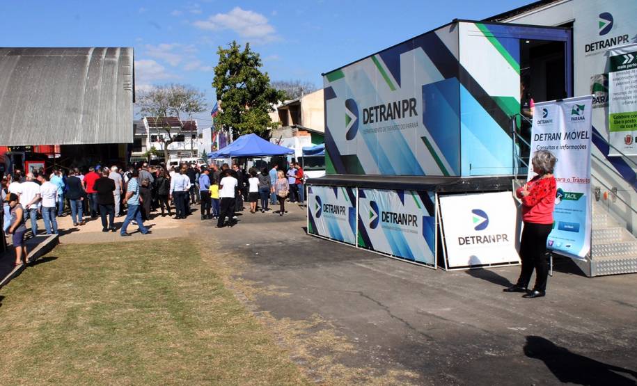 O Departamento de Trânsito do Paraná (Detran) realizou 1.210 serviços, na última semana, no Mutirão da Cidadania do Bairro Novo, em Curitiba. A renovação da CNH, a emissão da 2ª via do licenciamento e da carteira de habilitação foram os serviços mais requisitados pelos moradores. Objetivo foi tirar dúvidas e atender as demandas do bairro e regiões vizinhas.