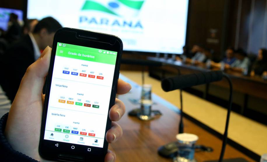 O governador Beto Richa lançou nesta sexta-feira (11), dia do Estudante, um aplicativo que permitirá aos alunos da rede estadual de ensino obterem informações sobre as atividades escolares por celular. A secretária de Estado da Educação, professora Ana Seres, e o presidente da Celepar, Jacson Leite, participam do lançamento. Curitiba,11/08/2017 Foto:Jaelson Lucas / ANPr