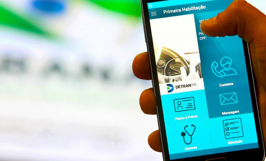 O governador Beto Richa lançou nesta terça-feira (27) o novo aplicativo do Departamento de Trânsito do Paraná voltado especialmente para quem vai fazer a primeira Carteira Nacional de Habilitação (CNH). Curitiba,27/06/2017 Foto:Jaelson Lucas / ANPr