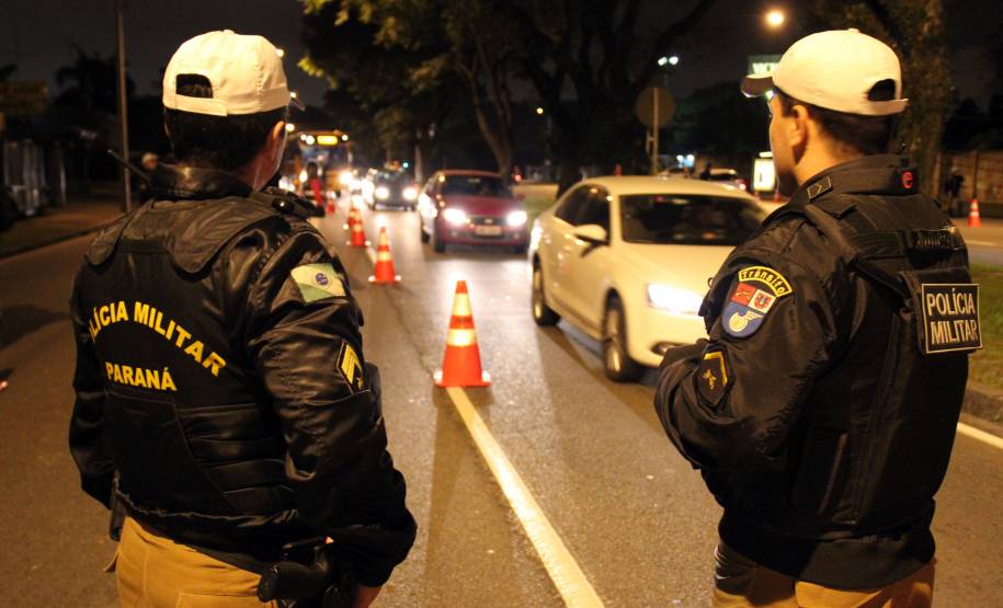 O número de motoristas flagrados dirigindo sob influência de álcool aumentou 44,9% no Paraná no primeiro semestre deste ano, na comparação com o mesmo período do ano passado. Os dados são do Departamento Estadual de Trânsito (Detran) – as infrações por este motivo subiram de 3.512 para 5.089 neste ano. Em média, por dia, são autuados 28 motoristas por embriaguez ao volante no Estado.