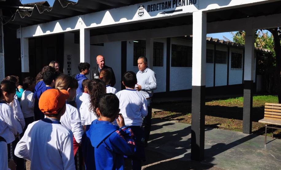 O Departamento de Trânsito do Paraná (Detran) iniciou esta semana uma nova parceria para educação de trânsito de crianças e adolescentes. A Delegacia de Delitos de Trânsito (Dedetran) passa a integrar o roteiro de visitas que apresentam o trabalho da autarquia, do Batalhão de Polícia Militar de Trânsito (BPTran) e ensinam sobre comportamento prudente e seguro nas ruas.