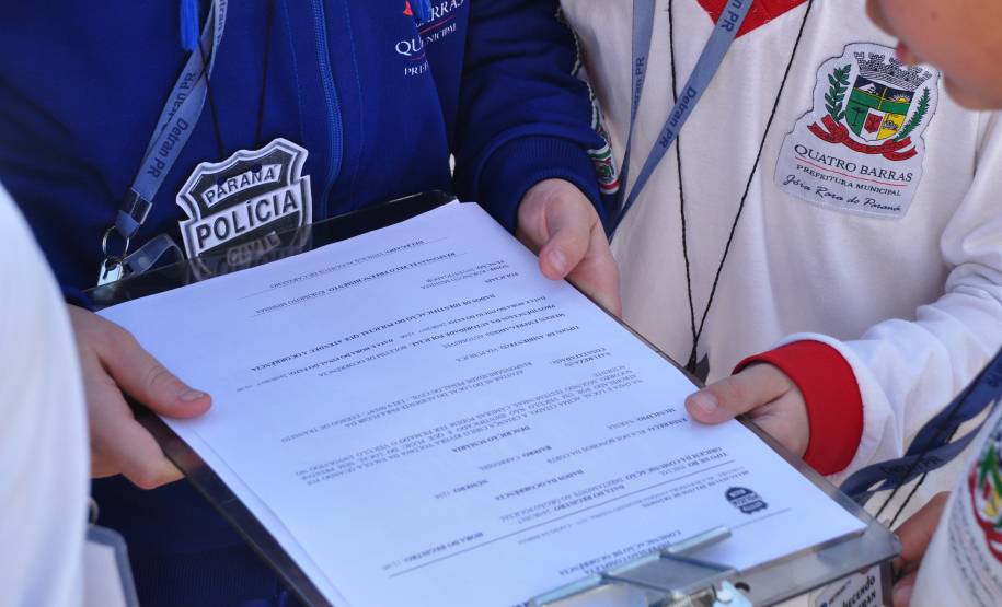 O Departamento de Trânsito do Paraná (Detran) iniciou esta semana uma nova parceria para educação de trânsito de crianças e adolescentes. A Delegacia de Delitos de Trânsito (Dedetran) passa a integrar o roteiro de visitas que apresentam o trabalho da autarquia, do Batalhão de Polícia Militar de Trânsito (BPTran) e ensinam sobre comportamento prudente e seguro nas ruas.