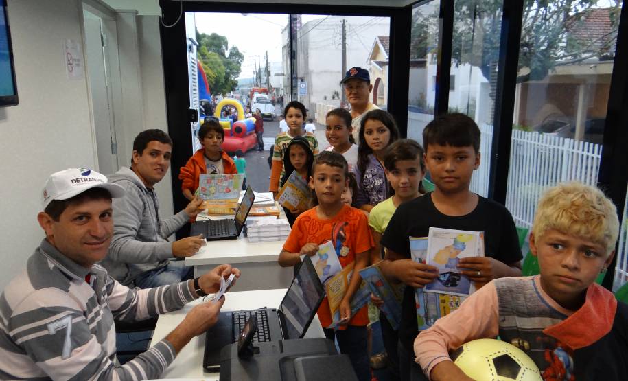 O Departamento de Trânsito do Paraná levou sua unidade de atendimento itinerante para o fim de semana em comemoração ao Dia das Crianças, organizado em parceria com diversos órgãos da prefeitura municipal na Paroquia Santo Antônio da Pádua.