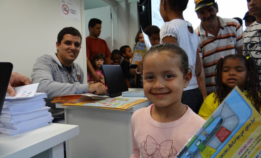O Departamento de Trânsito do Paraná levou sua unidade de atendimento itinerante para o fim de semana em comemoração ao Dia das Crianças, organizado em parceria com diversos órgãos da prefeitura municipal na Paroquia Santo Antônio da Pádua.