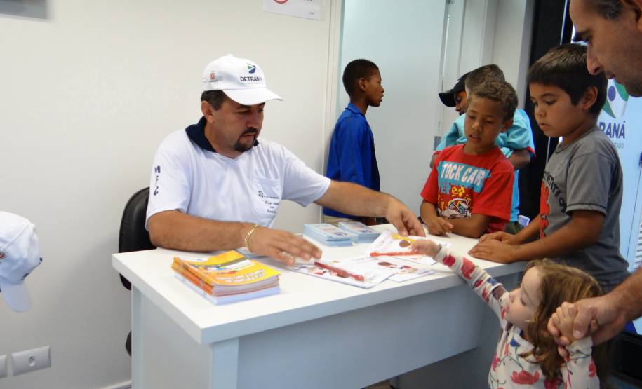 O Departamento de Trânsito do Paraná levou sua unidade de atendimento itinerante para o fim de semana em comemoração ao Dia das Crianças, organizado em parceria com diversos órgãos da prefeitura municipal na Paroquia Santo Antônio da Pádua.