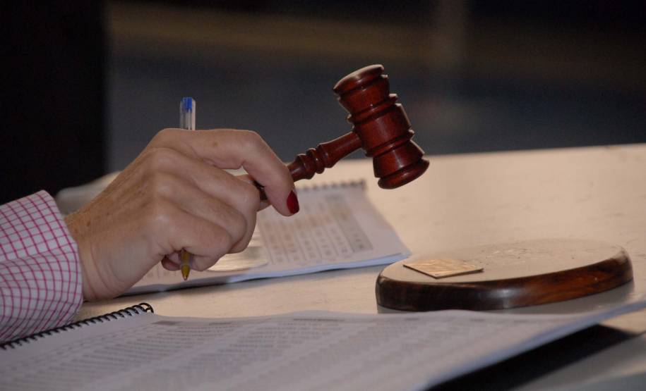 O Departamento de Trânsito do Paraná (Detran), realiza no dia (29), sexta-feira, a partir das 9h, em Guarapuava no Sindicato Rural, um leilão com 998 veículos para sucata.