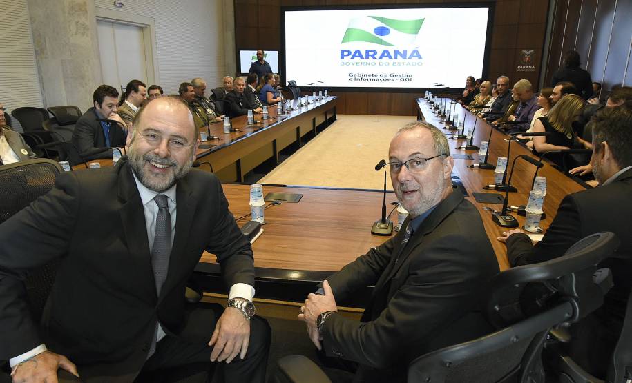 O secretário de Estado da Cultura, João Luiz Fiani, e o diretor-geral do Departamento de Trânsito do Paraná (DETRAN-PR), Marcos Traad, lançam dois projetos em parceria: ?Arte Urbana ? Respeito no Trânsito? e ?Viradinha Cultural Paraná 2018?.Curitiba, 10 de outubro de 2017.Foto: Kraw Penas/SEEC