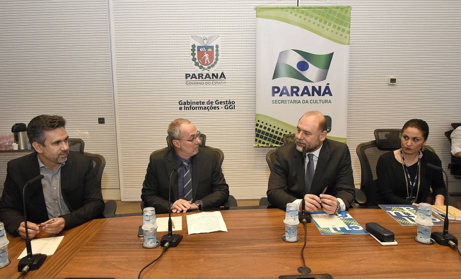 O secretário de Estado da Cultura, João Luiz Fiani, e o diretor-geral do Departamento de Trânsito do Paraná (DETRAN-PR), Marcos Traad, lançam dois projetos em parceria: ?Arte Urbana ? Respeito no Trânsito? e ?Viradinha Cultural Paraná 2018?.Curitiba, 10 de outubro de 2017.Foto: Kraw Penas/SEEC