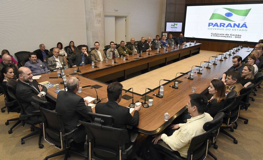 O secretário de Estado da Cultura, João Luiz Fiani, e o diretor-geral do Departamento de Trânsito do Paraná (DETRAN-PR), Marcos Traad, lançam dois projetos em parceria: ?Arte Urbana ? Respeito no Trânsito? e ?Viradinha Cultural Paraná 2018?.Curitiba, 10 de outubro de 2017.Foto: Kraw Penas/SEEC