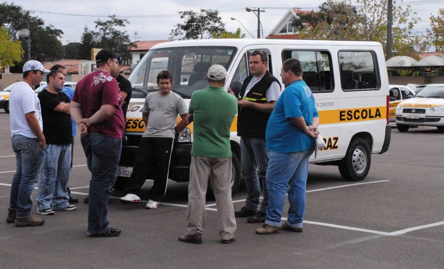 Em comemoração ao Dia Nacional do Instrutor de Trânsito, celebrado nesta segunda-feira (16), o Departamento de Trânsito do Paraná aproveita para agradecer o trabalho de excelência, dedicação e humanismo prestado pelos profissionais e parceiros que contribuem para a segurança, a paz e a vida no trânsito.