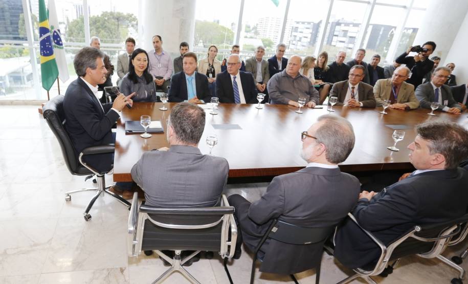 Estado vai fornecer serviço de biometria para o Atlético O governador Beto Richa assinou nesta segunda-feira (23), no Palácio Iguaçu, em Curitiba, contrato da Celepar com o Clube Atlético Paranaense para prestação de serviço de biometria no Estádio Joaquim Américo (Arena da Baixada). O sistema é pioneiro e amplia a segurança nos jogos e em grandes eventos realizados no estádio.