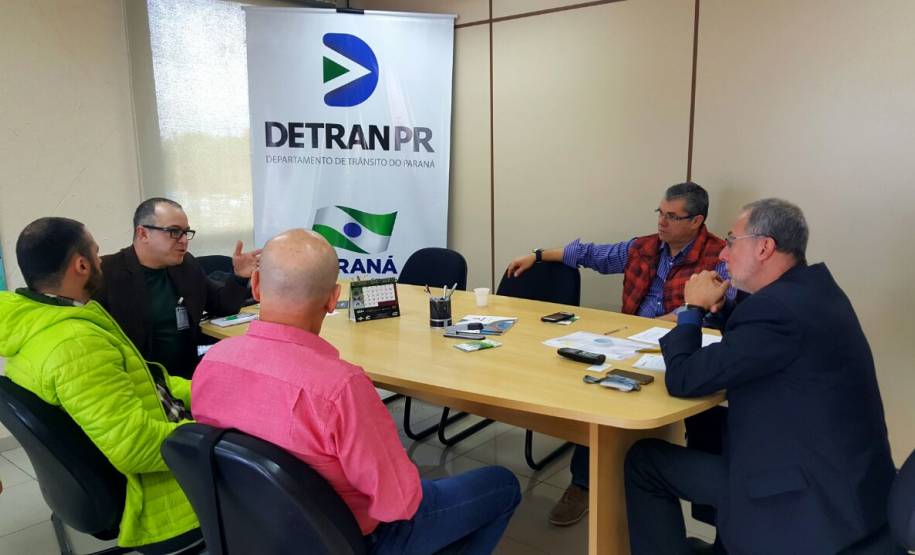 O diretor-geral do Departamento de Trânsito do Paraná (Detran), Marcos Traad, recebeu nesta quinta-feira (26) representantes da Lobi, Grupo Especializado em Cicloturismo na sede da autarquia em Curitiba. Durante o encontro os participantes trocaram experiências e iniciativas realizadas no Estado, com a proposta de reduzir os números de acidentes e melhorar o relacionamento no entre motoristas e ciclistas.