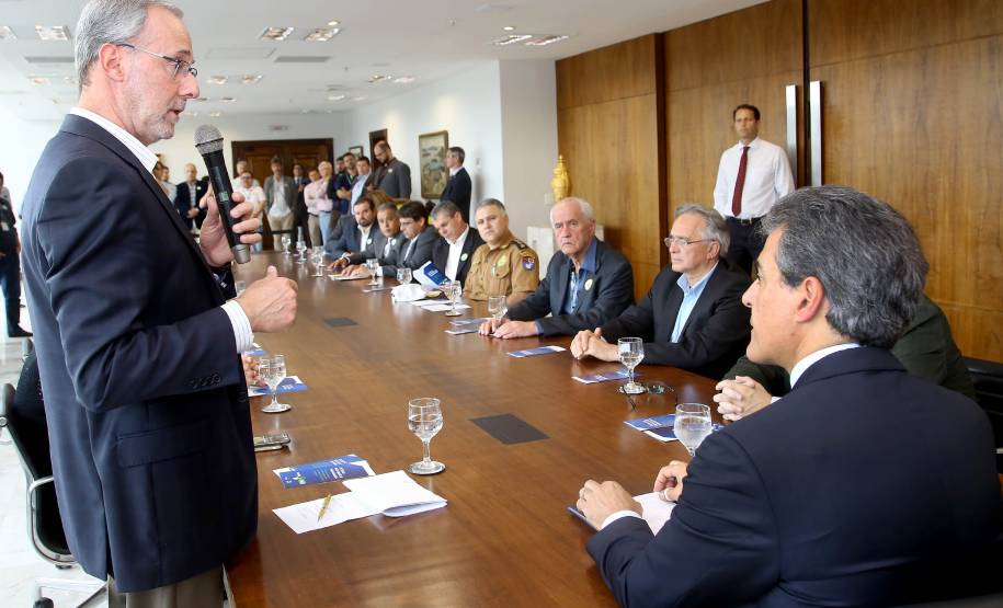 A partir deste mês, motoristas profissionais do Paraná poderão fazer o curso de reciclagem preventivo antes de atingir 20 pontos na carteira de habilitação. Assim, o trabalhador evita a suspensão do direito de dirigir, que desde novembro de 2016 é de no mínimo seis meses. A novidade foi anunciada nesta segunda-feira (20) pelo governador Beto Richa e o diretor-geral do Detran, Marcos Traad, em cerimônia no Palácio Iguaçu, em Curitiba. Curitiba,20/11/2017 Foto:Jaelson Lucas / ANPr