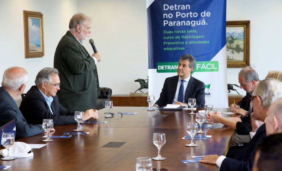 A partir deste mês, motoristas profissionais do Paraná poderão fazer o curso de reciclagem preventivo antes de atingir 20 pontos na carteira de habilitação. Assim, o trabalhador evita a suspensão do direito de dirigir, que desde novembro de 2016 é de no mínimo seis meses. A novidade foi anunciada nesta segunda-feira (20) pelo governador Beto Richa e o diretor-geral do Detran, Marcos Traad, em cerimônia no Palácio Iguaçu, em Curitiba. Curitiba,20/11/2017 Foto:Jaelson Lucas / ANPr