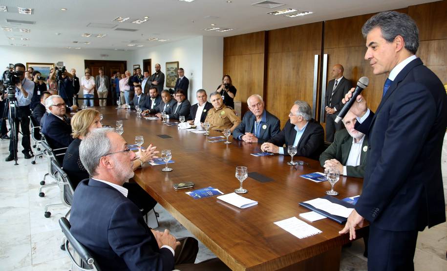 A partir deste mês, motoristas profissionais do Paraná poderão fazer o curso de reciclagem preventivo antes de atingir 20 pontos na carteira de habilitação. Assim, o trabalhador evita a suspensão do direito de dirigir, que desde novembro de 2016 é de no mínimo seis meses. A novidade foi anunciada nesta segunda-feira (20) pelo governador Beto Richa e o diretor-geral do Detran, Marcos Traad, em cerimônia no Palácio Iguaçu, em Curitiba. Curitiba,20/11/2017 Foto:Jaelson Lucas / ANPr