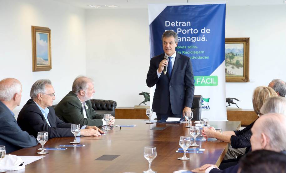 A partir deste mês, motoristas profissionais do Paraná poderão fazer o curso de reciclagem preventivo antes de atingir 20 pontos na carteira de habilitação. Assim, o trabalhador evita a suspensão do direito de dirigir, que desde novembro de 2016 é de no mínimo seis meses. A novidade foi anunciada nesta segunda-feira (20) pelo governador Beto Richa e o diretor-geral do Detran, Marcos Traad, em cerimônia no Palácio Iguaçu, em Curitiba. Curitiba,20/11/2017 Foto:Jaelson Lucas / ANPr