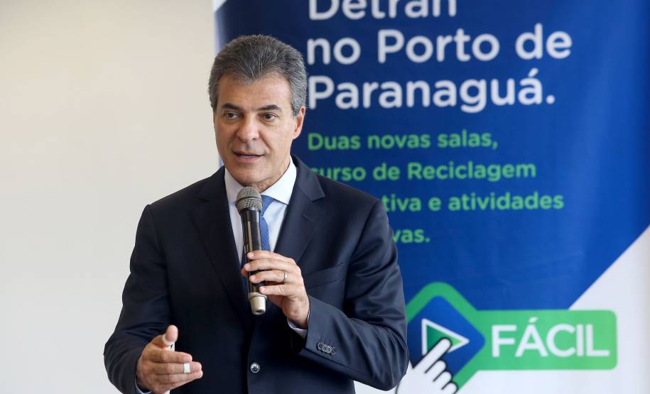 A partir deste mês, motoristas profissionais do Paraná poderão fazer o curso de reciclagem preventivo antes de atingir 20 pontos na carteira de habilitação. Assim, o trabalhador evita a suspensão do direito de dirigir, que desde novembro de 2016 é de no mínimo seis meses. A novidade foi anunciada nesta segunda-feira (20) pelo governador Beto Richa e o diretor-geral do Detran, Marcos Traad, em cerimônia no Palácio Iguaçu, em Curitiba. Curitiba,20/11/2017 Foto:Jaelson Lucas / ANPr