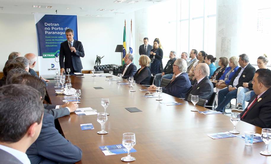 A partir deste mês, motoristas profissionais do Paraná poderão fazer o curso de reciclagem preventivo antes de atingir 20 pontos na carteira de habilitação. Assim, o trabalhador evita a suspensão do direito de dirigir, que desde novembro de 2016 é de no mínimo seis meses. A novidade foi anunciada nesta segunda-feira (20) pelo governador Beto Richa e o diretor-geral do Detran, Marcos Traad, em cerimônia no Palácio Iguaçu, em Curitiba. Curitiba,20/11/2017 Foto:Jaelson Lucas / ANPr