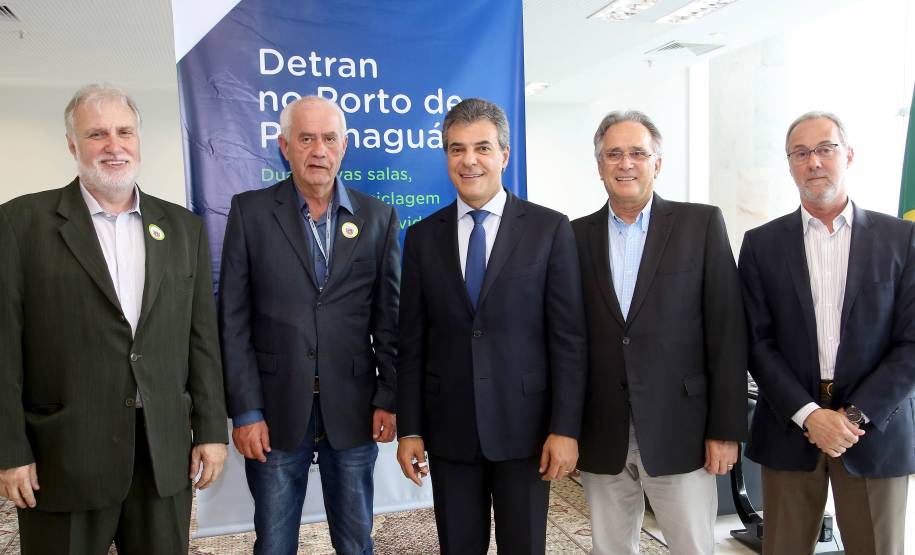 A partir deste mês, motoristas profissionais do Paraná poderão fazer o curso de reciclagem preventivo antes de atingir 20 pontos na carteira de habilitação. Assim, o trabalhador evita a suspensão do direito de dirigir, que desde novembro de 2016 é de no mínimo seis meses. A novidade foi anunciada nesta segunda-feira (20) pelo governador Beto Richa e o diretor-geral do Detran, Marcos Traad, em cerimônia no Palácio Iguaçu, em Curitiba. Curitiba,20/11/2017 Foto:Jaelson Lucas / ANPr