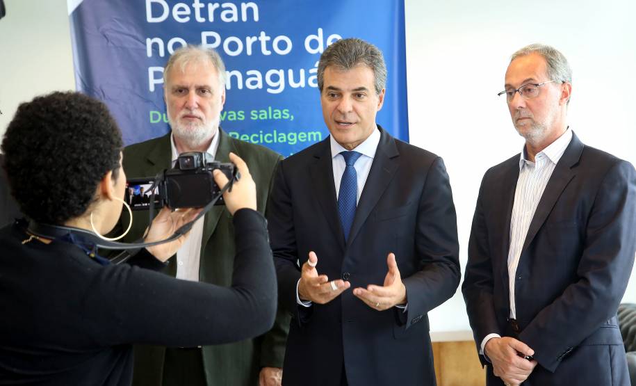 A partir deste mês, motoristas profissionais do Paraná poderão fazer o curso de reciclagem preventivo antes de atingir 20 pontos na carteira de habilitação. Assim, o trabalhador evita a suspensão do direito de dirigir, que desde novembro de 2016 é de no mínimo seis meses. A novidade foi anunciada nesta segunda-feira (20) pelo governador Beto Richa e o diretor-geral do Detran, Marcos Traad, em cerimônia no Palácio Iguaçu, em Curitiba. Curitiba,20/11/2017 Foto:Jaelson Lucas / ANPr