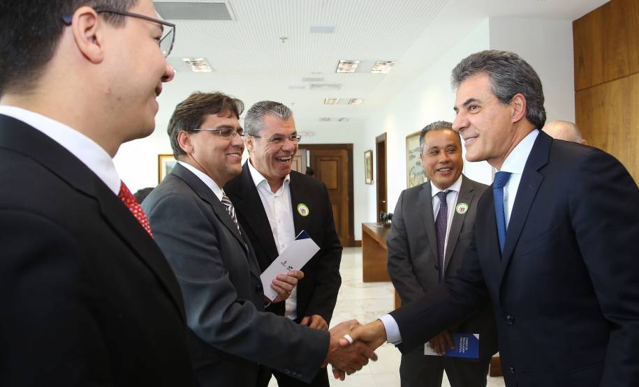 A partir deste mês, motoristas profissionais do Paraná poderão fazer o curso de reciclagem preventivo antes de atingir 20 pontos na carteira de habilitação. Assim, o trabalhador evita a suspensão do direito de dirigir, que desde novembro de 2016 é de no mínimo seis meses. A novidade foi anunciada nesta segunda-feira (20) pelo governador Beto Richa e o diretor-geral do Detran, Marcos Traad, em cerimônia no Palácio Iguaçu, em Curitiba. Curitiba,20/11/2017 Foto:Jaelson Lucas / ANPr