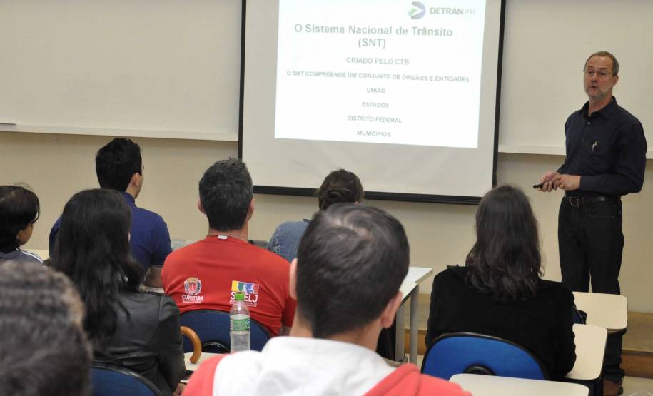 Na última terça-feira (22) o diretor-geral do Detran, Marcos Traad, ministrou palestra sobre “O Detran no Sistema Nacional de Trânsito: desafios e perspectivas” para alunos de direito da Faculdade Estácio, em Curitiba.