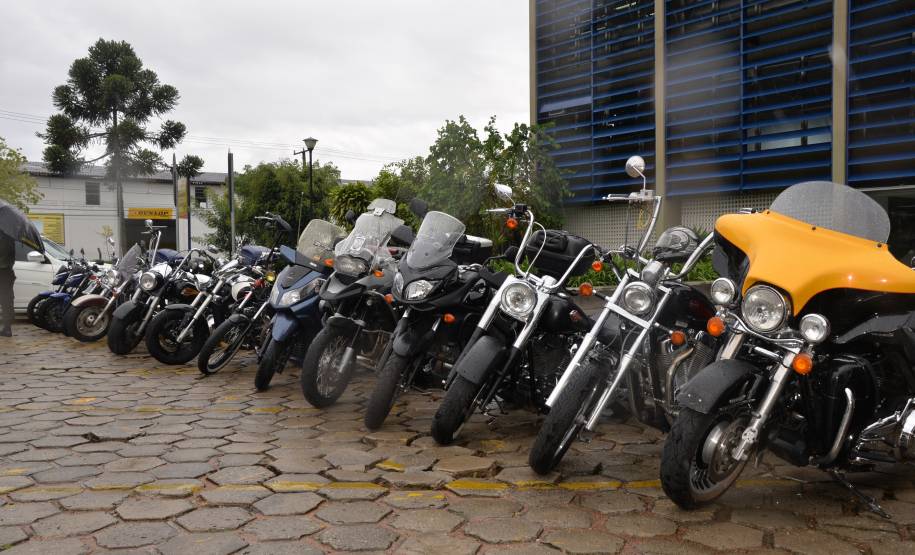 O Departamento de Trânsito do Paraná (Detran) e a prefeitura de Curitiba lançaram nesta quarta-feira (21), um projeto piloto de implantação de espaços exclusivos para motos. A nova sinalização foi instalada nos dois sentidos da Avenida Victor Ferreira do Amaral, no bairro Tarumã, próximo à sede do Detran.