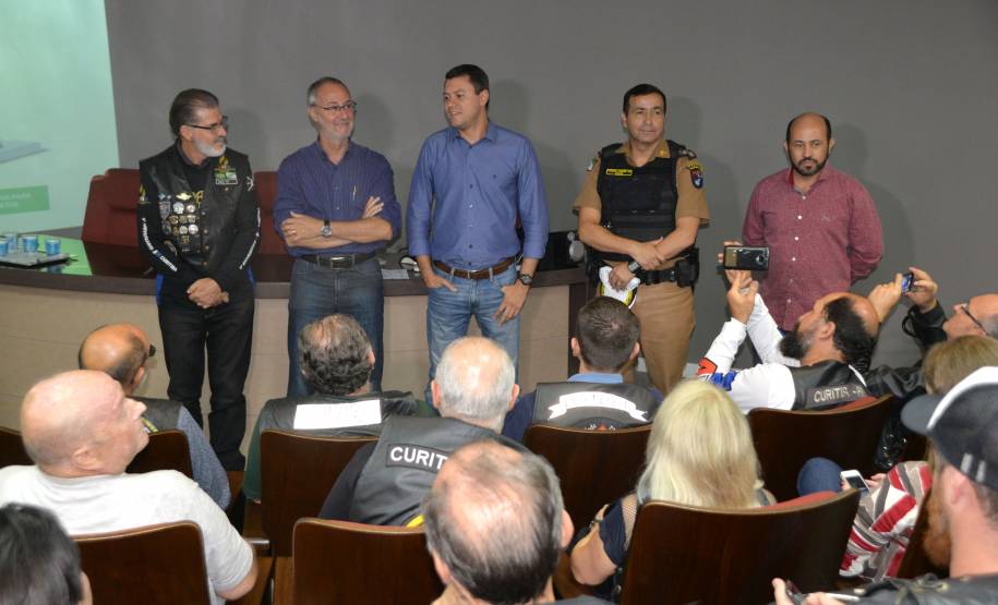 O Departamento de Trânsito do Paraná (Detran) e a prefeitura de Curitiba lançaram nesta quarta-feira (21), um projeto piloto de implantação de espaços exclusivos para motos. A nova sinalização foi instalada nos dois sentidos da Avenida Victor Ferreira do Amaral, no bairro Tarumã, próximo à sede do Detran.