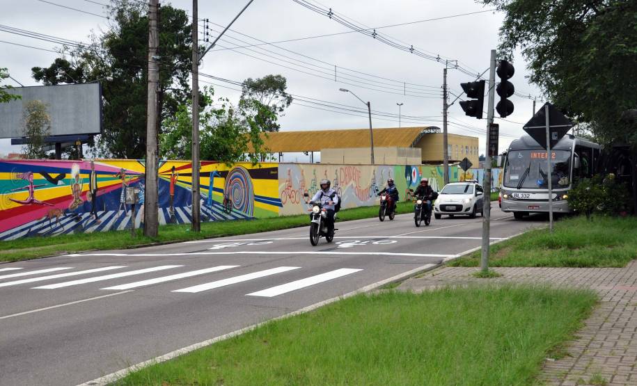 O Departamento de Trânsito do Paraná (Detran) e a prefeitura de Curitiba lançaram nesta quarta-feira (21), um projeto piloto de implantação de espaços exclusivos para motos. A nova sinalização foi instalada nos dois sentidos da Avenida Victor Ferreira do Amaral, no bairro Tarumã, próximo à sede do Detran.