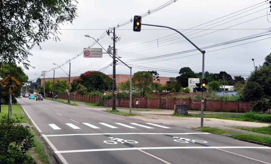 O Departamento de Trânsito do Paraná (Detran) e a prefeitura de Curitiba lançaram nesta quarta-feira (21), um projeto piloto de implantação de espaços exclusivos para motos. A nova sinalização foi instalada nos dois sentidos da Avenida Victor Ferreira do Amaral, no bairro Tarumã, próximo à sede do Detran.