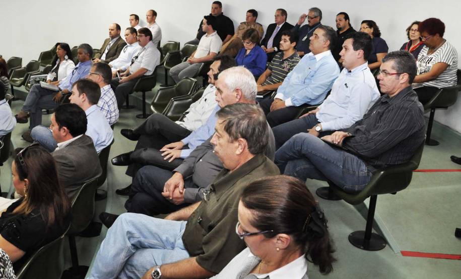 Na segunda-feira (29), o Departamento de Trânsito do Paraná voltou a se reunir com representantes dos agentes externos que prestam serviços ao órgão. Mais de 30 profissionais diretamente envolvidos com o Detran participaram da reunião.