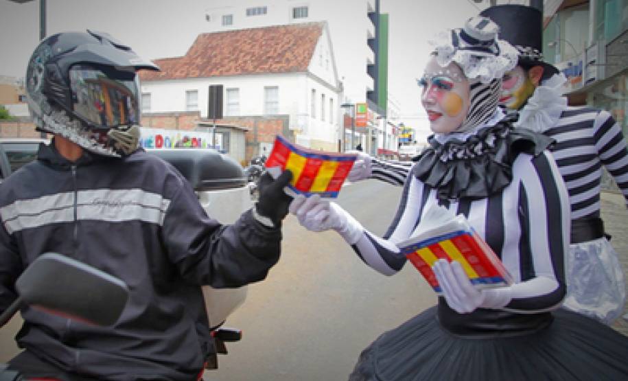 Uma semana repleta de atividades culturais movimentou 11 municípios do Estado com a segunda edição da Virada Cultural Paraná. Neste ano, o evento promovido pelo Governo do Estado, por meio da Secretaria de Estado da Cultura e do Detran/PR, atingiu cerca de 100 mil pessoas.