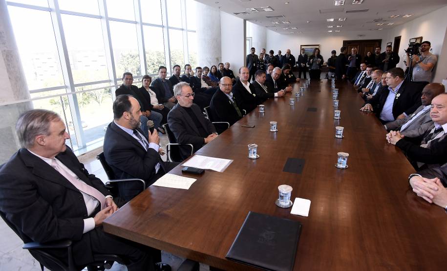 Reunião no Palácio Iguaçu, nesta quinta-feira (05), o Governo do Estado anunciou medidas sobre a emissão de documentos de veículos por despachantes será digitalizada e certificada pelo Departamento de Trânsito do Paraná (Detran-PR), vai aumentar a segurança do procedimento, diminuir a necessidade de envio de documentos físicos para armazenamento no Departamento e agilizar a entrega da documentação para os proprietários de veículos e, também pais e estudantes da rede estadual de ensino