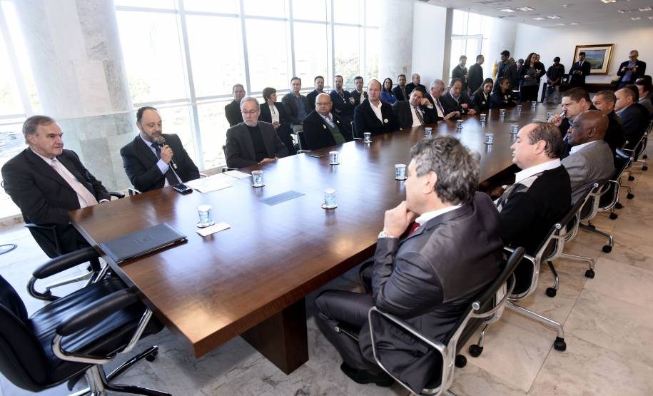 Reunião no Palácio Iguaçu, nesta quinta-feira (05), o Governo do Estado anunciou medidas sobre a emissão de documentos de veículos por despachantes será digitalizada e certificada pelo Departamento de Trânsito do Paraná (Detran-PR), vai aumentar a segurança do procedimento, diminuir a necessidade de envio de documentos físicos para armazenamento no Departamento e agilizar a entrega da documentação para os proprietários de veículos e, também pais e estudantes da rede estadual de ensino