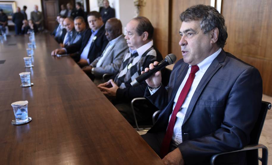 Reunião no Palácio Iguaçu, nesta quinta-feira (05), o Governo do Estado anunciou medidas sobre a emissão de documentos de veículos por despachantes será digitalizada e certificada pelo Departamento de Trânsito do Paraná (Detran-PR), vai aumentar a segurança do procedimento, diminuir a necessidade de envio de documentos físicos para armazenamento no Departamento e agilizar a entrega da documentação para os proprietários de veículos e, também pais e estudantes da rede estadual de ensino