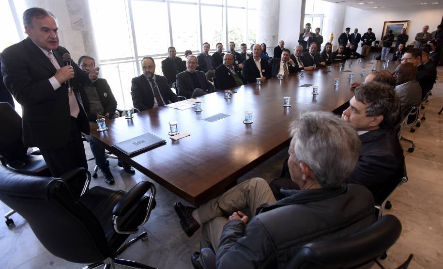 Reunião no Palácio Iguaçu, nesta quinta-feira (05), o Governo do Estado anunciou medidas sobre a emissão de documentos de veículos por despachantes será digitalizada e certificada pelo Departamento de Trânsito do Paraná (Detran-PR), vai aumentar a segurança do procedimento, diminuir a necessidade de envio de documentos físicos para armazenamento no Departamento e agilizar a entrega da documentação para os proprietários de veículos e, também pais e estudantes da rede estadual de ensino