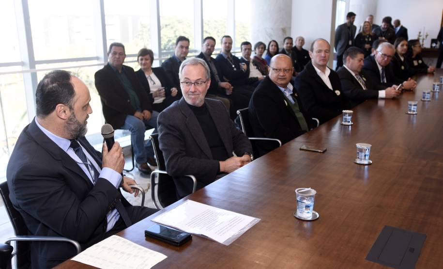 Reunião no Palácio Iguaçu, nesta quinta-feira (05), o Governo do Estado anunciou medidas sobre a emissão de documentos de veículos por despachantes será digitalizada e certificada pelo Departamento de Trânsito do Paraná (Detran-PR), vai aumentar a segurança do procedimento, diminuir a necessidade de envio de documentos físicos para armazenamento no Departamento e agilizar a entrega da documentação para os proprietários de veículos e, também pais e estudantes da rede estadual de ensino